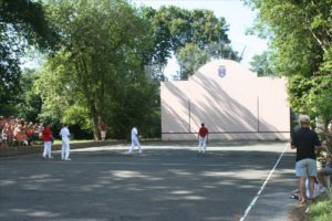 Photo du fronton d'Urt pendant une partie de pelote