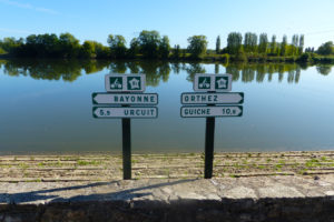 Vue sur les panneaux de direction autour de Urt