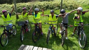 Groupe d'enfants en sortie vélo à Urt
