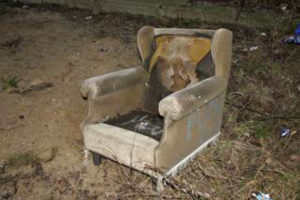 Fauteuil brulé encombrant